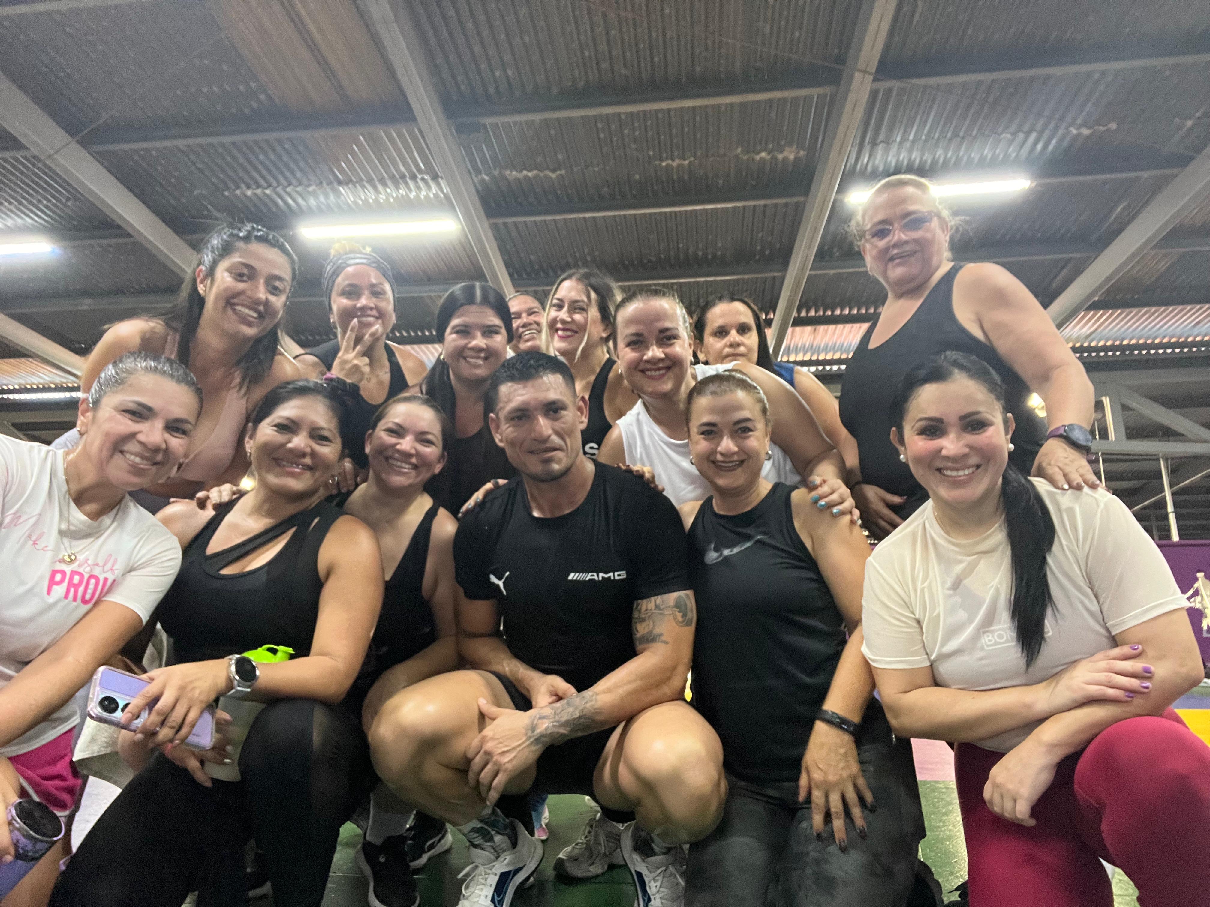 Gran grupo de clientes Kenny Coach