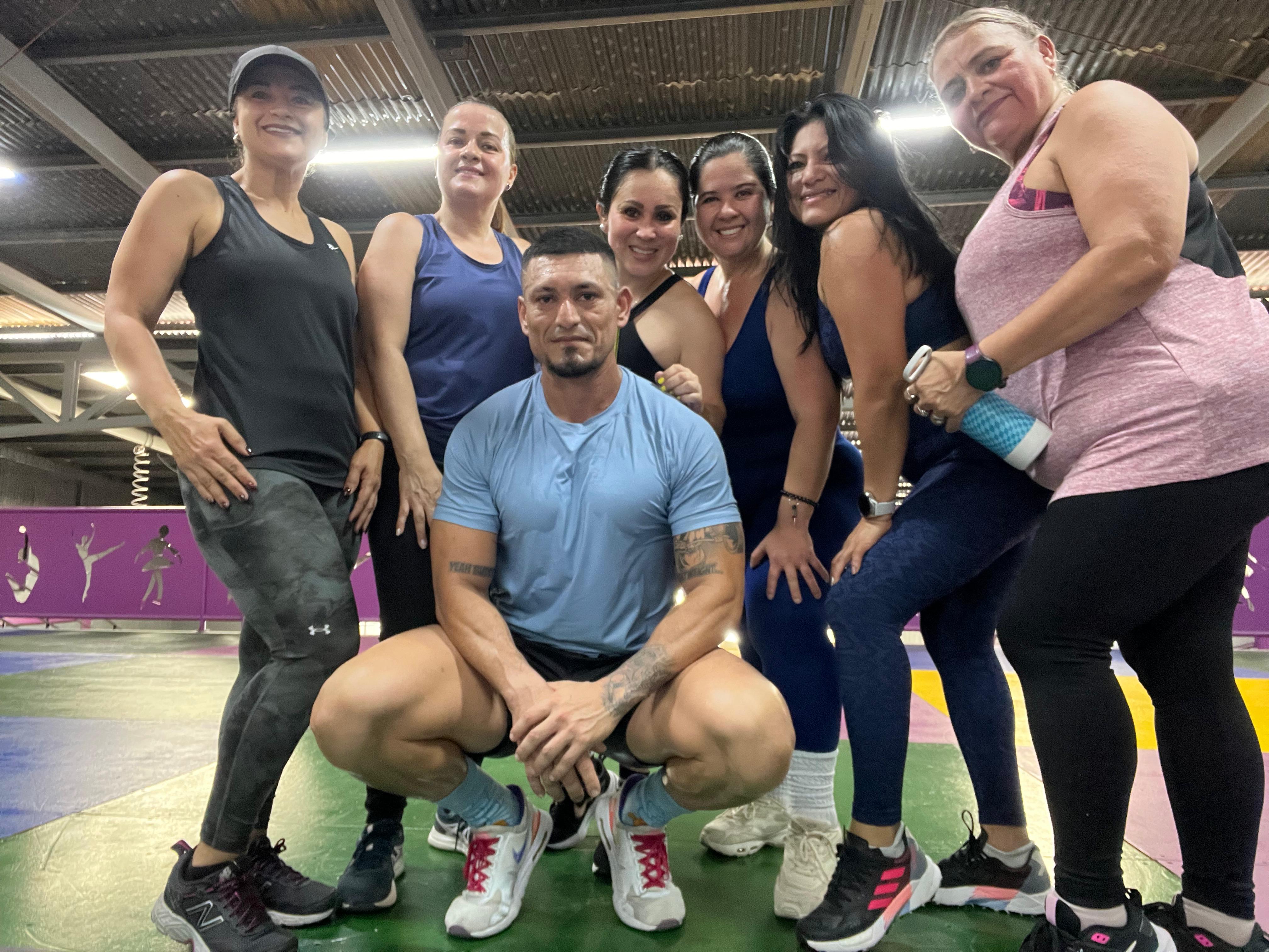 Clase grupal Kenny Coach entrenamiento funcional
