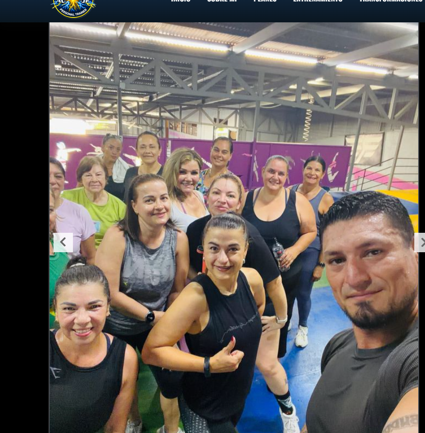 Kenny Coach con grupo de clientas en clase