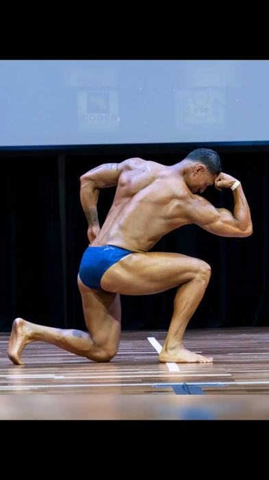 Kenneth Sánchez López compitiendo en Classic Physique
