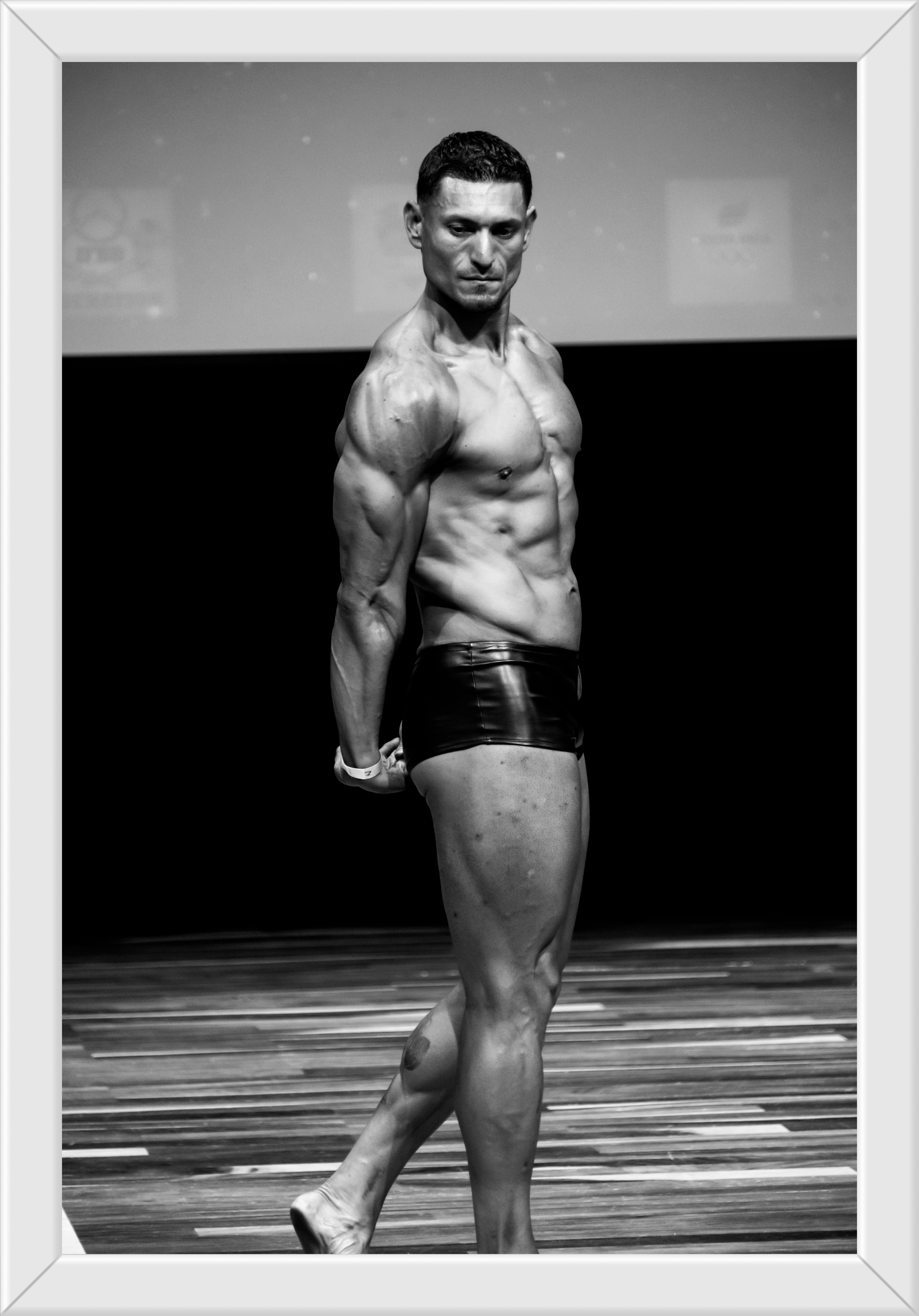 Posing lateral en tarima