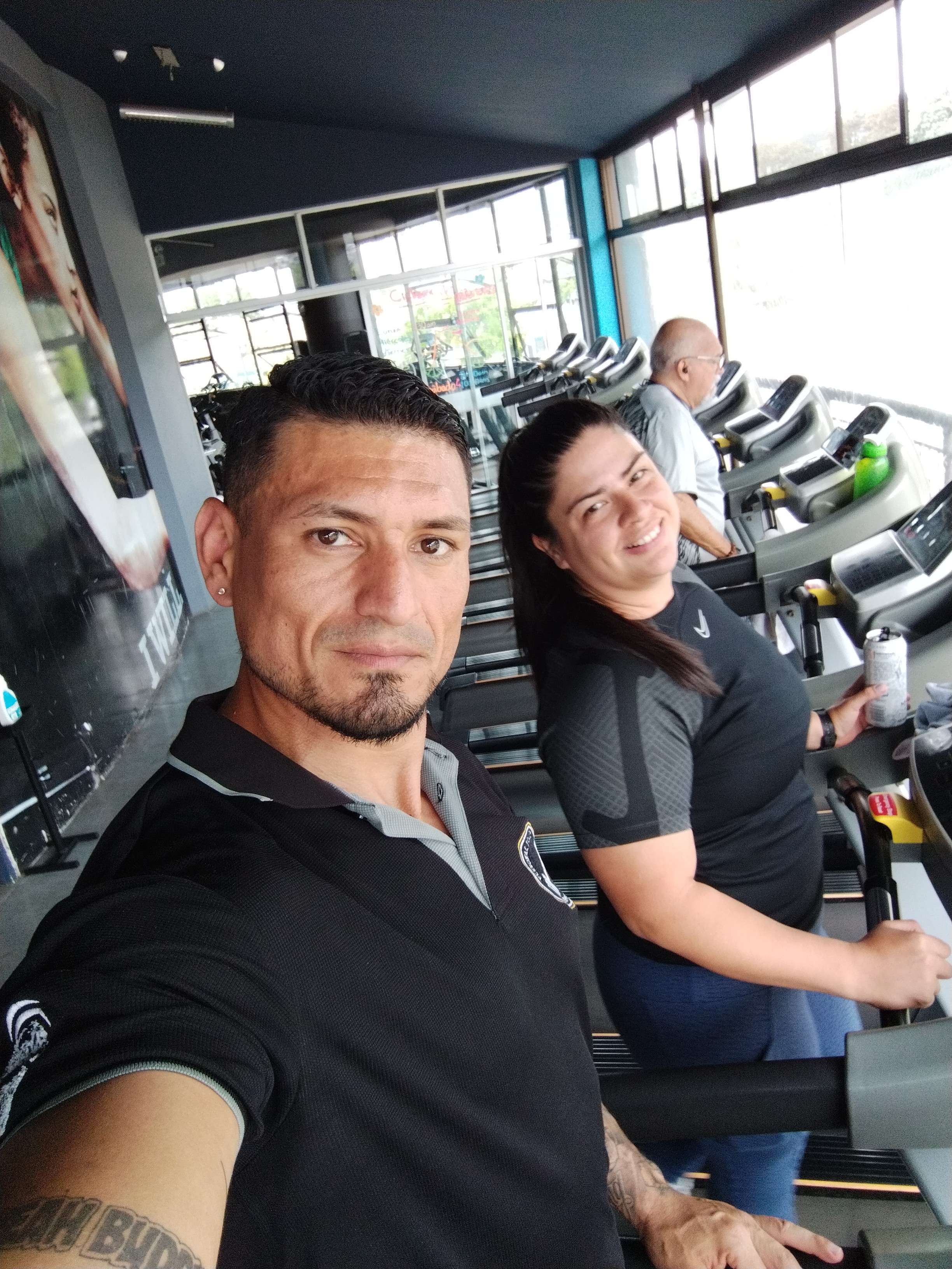 Kenny Coach con cliente en gym